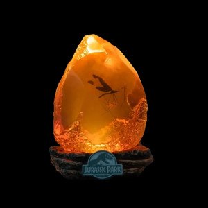 Gros plan sur la lampe Jurassic Park Amber avec moustique visible dans le bloc d’ambre. 2
