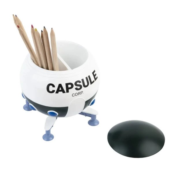 Pot à crayons Dragon Ball Z Capsule Corp en forme de vaisseau, ouvert avec crayons de couleur et couvercle à côté.