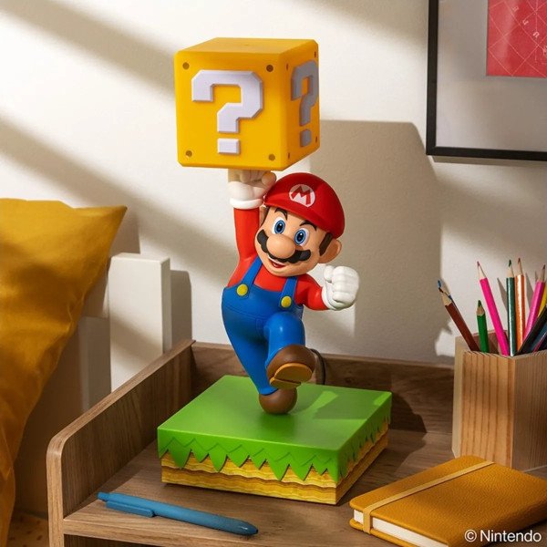 Lampe diorama Super Mario avec Mario tenant un bloc ? sur un meuble, en décoration de chambre.