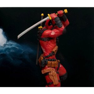 Statuette Deadpool Marvel Collection avec sabres levés, décor noir et petit chien sur le socle. 2
