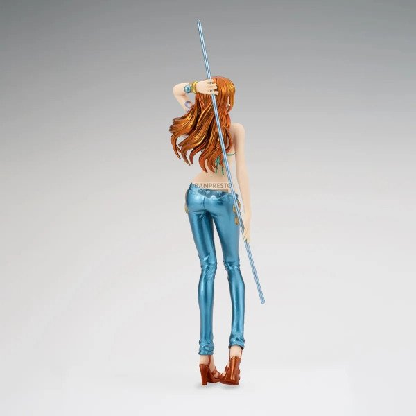 Figurine One Piece Nami Glitter & Glamours de Banpresto, vue de dos avec cheveux longs, jean bleu et bâton.