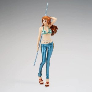 Figurine One Piece Nami Glitter & Glamours de Banpresto, vue trois quarts avec jean bleu, bikini et bâton. 2