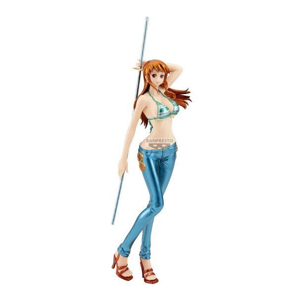 Figurine One Piece Nami Glitter & Glamours de Banpresto, vue trois quarts avec jean bleu, bikini et bâton.
