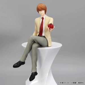 Figurine Yagami Light Death Note Noodle Stopper, assis avec costume clair, cravate rouge et pomme à la main.