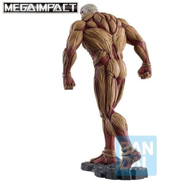 Figurine Armored Titan Attack on Titan Ichibansho vue de dos, détails de l’armure organique et muscles apparents.