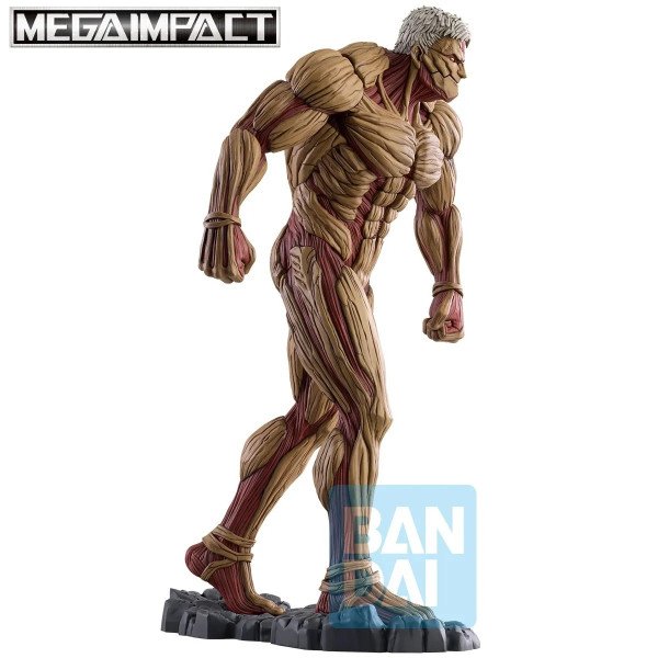 Figurine Armored Titan Attack on Titan Ichibansho de profil, posture massive en marche sur socle rocheux.