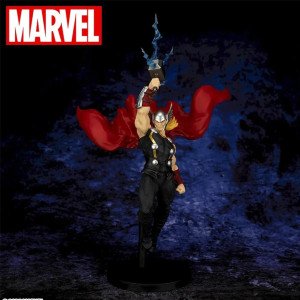 Figurine Thor Marvel ACT/CUT Sega de face, marteau levé avec éclair bleu et cape rouge en mouvement.