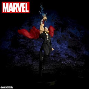 Figurine Thor Marvel ACT/CUT Sega de face, marteau levé avec éclair bleu et cape rouge en mouvement. 2