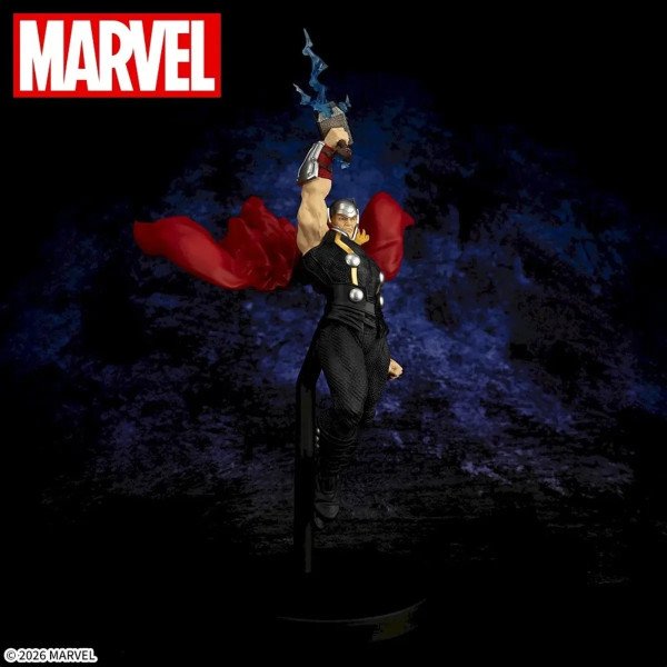Figurine Thor ACT/CUT Sega vue de trois quarts, marteau levé, cape rouge et fond sombre Marvel.