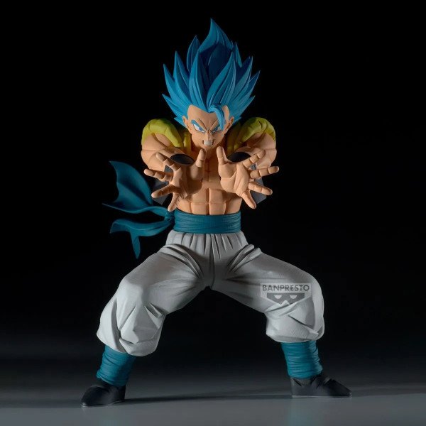 Figurine Gogeta Super Saiyan Blue Grandista Banpresto vue de face sur fond noir, mains tendues en attaque.