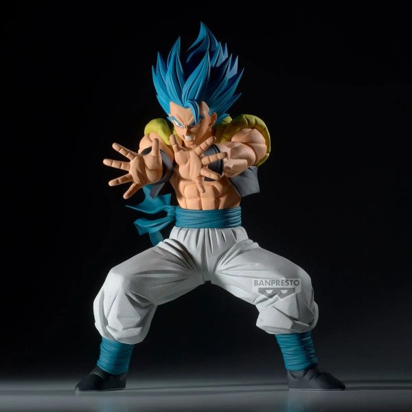 Figurine Gogeta Super Saiyan Blue Grandista Banpresto en vue trois quarts sur fond noir, posture d’attaque.