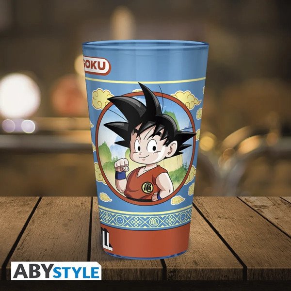 Verre XXL Dragon Ball ABYstyle 400 ml avec Goku enfant, présenté en mise en scène sur table en bois.