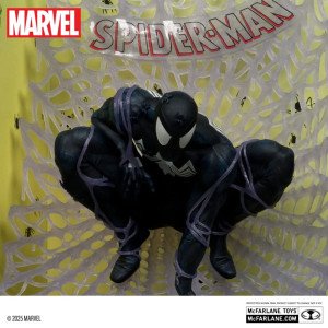 Statuette Spider-Man Black Suit Chase McFarlane Toys avec toile en diorama et pose accroupie. 2