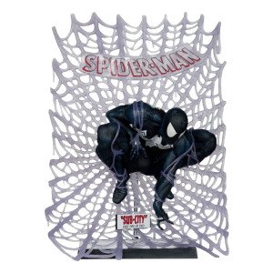 Statuette Spider-Man Black Suit Chase McFarlane Toys avec toile en diorama et pose accroupie.