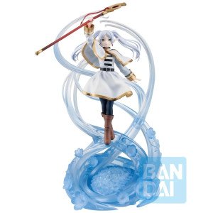 Figurine Frieren Beyond Journey’s End Ichibansho, pose magique avec bâton et effet bleu translucide.
