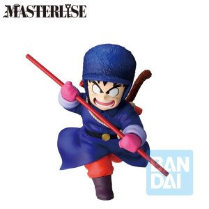 Figurine Son Goku Ichibansho Dragon Ball Red Ribbon Army par Bandai, bâton rouge et tenue bleue.