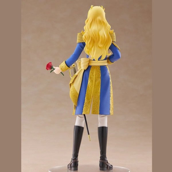 Vue de dos de la figurine Oscar François de Jarjayes avec manteau bleu, dorures et cheveux blonds.