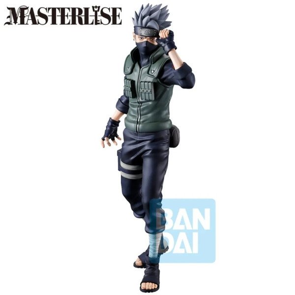 Figurine Kakashi Hatake Ichibansho Naruto Shippuden ajustant son bandeau frontal.