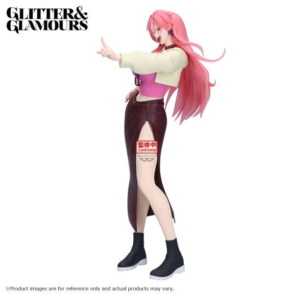 Vue de profil de la figurine Kimie Arashiyama avec veste claire, jupe fendue et cheveux roses.