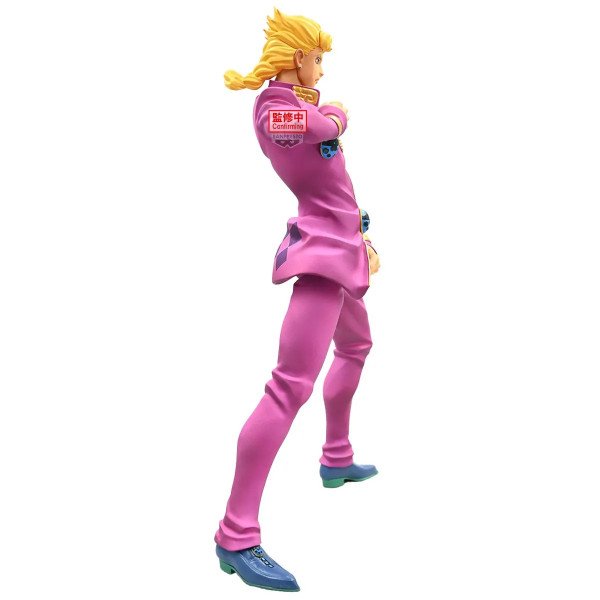 Vue arrière de profil de Giorno Giovanna avec pose tendue et costume rose ajusté.