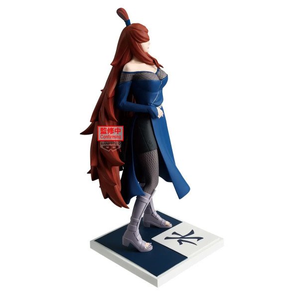 Figurine Mei Terumi Naruto Shippuden en vue trois quarts avec chevelure rousse sculptée.