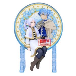 Figurine Frieren Glasscape avec décor rond illustré et support transparent bleu.