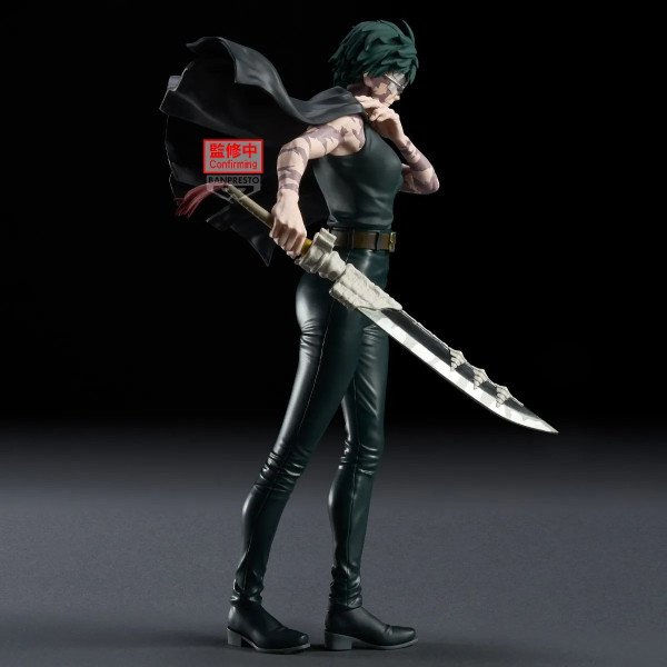 Vue de profil de la figurine Zen’in Maki avec tenue noire, cape flottante et arme maudite.