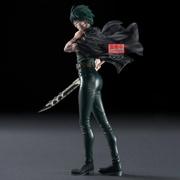 Vue arrière de profil de Zen’in Maki Grandista avec cape noire en mouvement et arme maudite.
