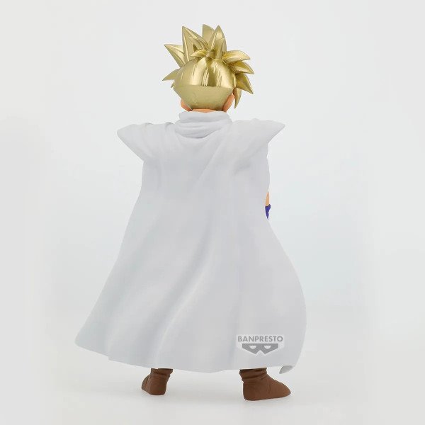 Vue arrière de la figurine Super Saiyan Son Gohan II Blood of Saiyans Banpresto avec grande cape blanche.