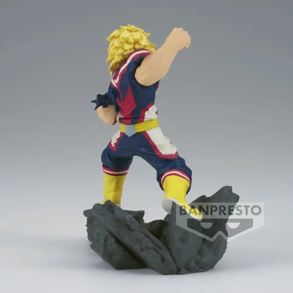 Figurine All Might Combination Battle vue de dos avec costume héroïque et socle rocheux
