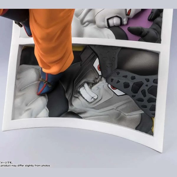 Détail du décor Cell sur la figurine Super Saiyan Son Goku Trail Of Battles Figuarts ZERO