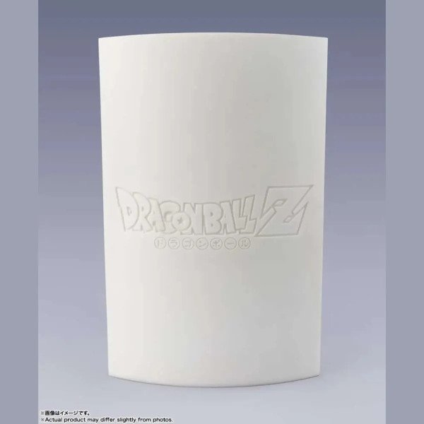 Dos du socle blanc avec logo Dragon Ball Z de la figurine Figuarts ZERO Trail Of Battles