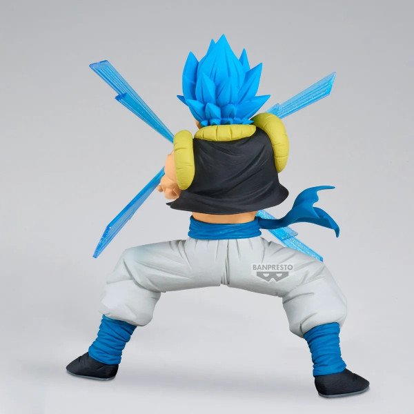Vue arrière de la figurine Gogeta G × Materia avec veste noire et attaque bleue translucide