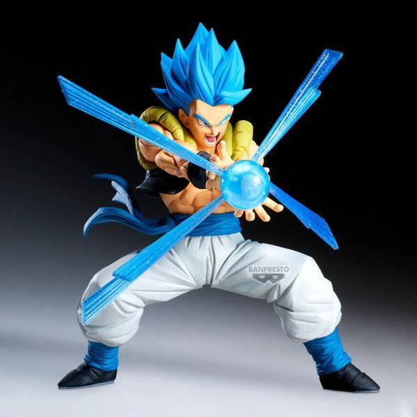 Gogeta G × Materia Banpresto en angle avec Kamehameha bleu et posture de combat