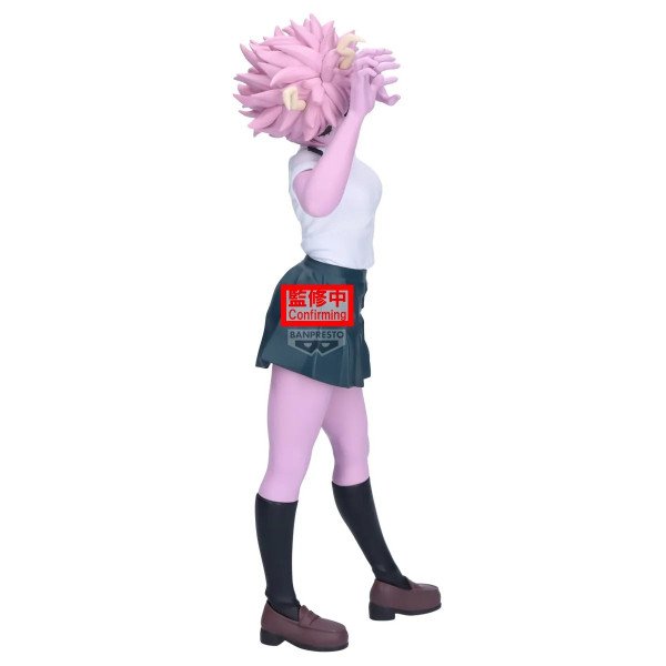 Mina Ashido Glitter & Glamours Banpresto vue de profil avec pose mains dans les cheveux