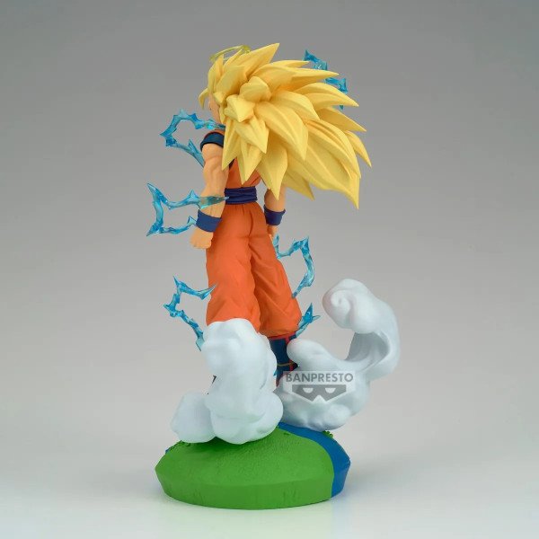 Figurine Son Goku SSJ3 vue de dos avec longue chevelure et éclairs bleus