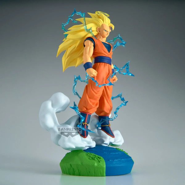 Figurine Son Goku SSJ3 Dragon Ball Z vue de trois quarts avec cheveux dorés