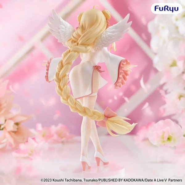 Vue arrière de Mukuro Hoshimiya BiCute Pure FuRyu avec ailes et longue tresse blonde