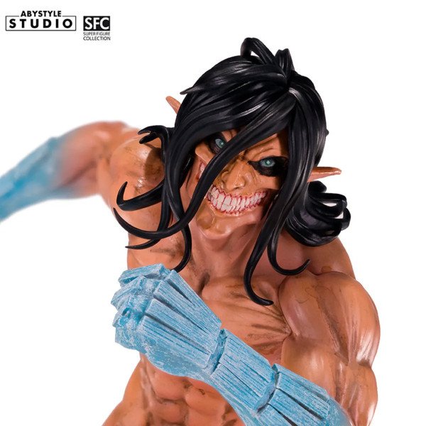 Gros plan sur le visage d’Eren en Titan Assaillant, ses dents apparentes et son regard intense