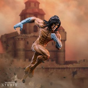 Vue de face de la figurine Eren Titan Assaillant sur socle de fumée translucide 2