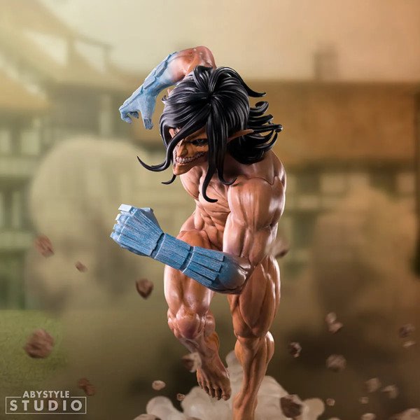 Mise en scène de la figurine Eren Titan Assaillant avec débris et décor urbain